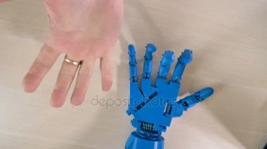 Robot el yinelenen mans sağ el hareketleri.
