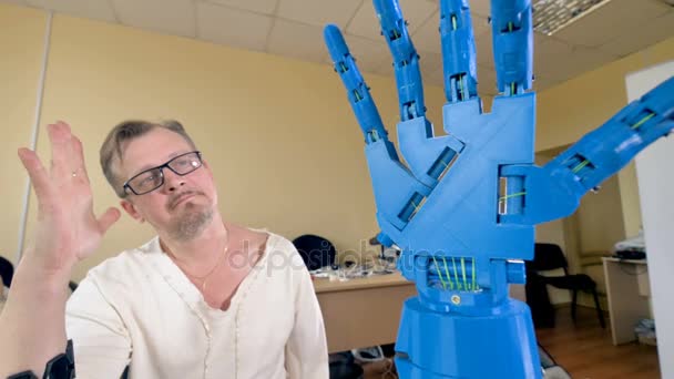 Bionic robotic hand upprepande mans handrörelser. Närbild. — Stockvideo