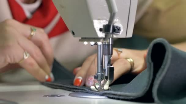 A straight stitch on an industrial machine. — Stock Video