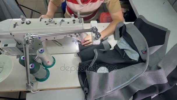 Bovenaanzicht van een kleermaker bij een industriële naaimachine. — Stockvideo