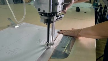 Bir kadın bir kesme makinesi çalışır.