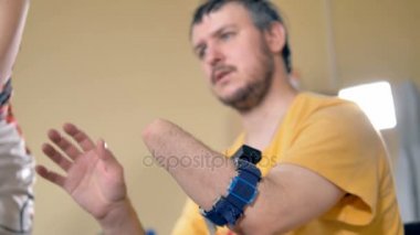 Takma kollu Engelli adam. Kablosuz sensör onun güdük üzerinde biyonik protez denetimi için. 4k.