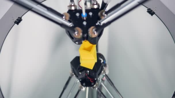 Une extrudeuse d'imprimante 3D faisant un objet en plastique jaune . — Video