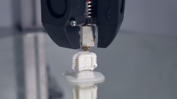 Een 3D-printer mondstuk maken een robots-lichaam. — Stockvideo