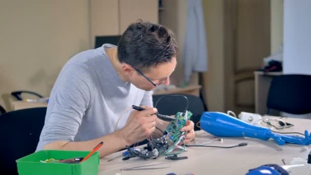 Engineer fixing a bionic robotic hand. 4K. — Stock Video