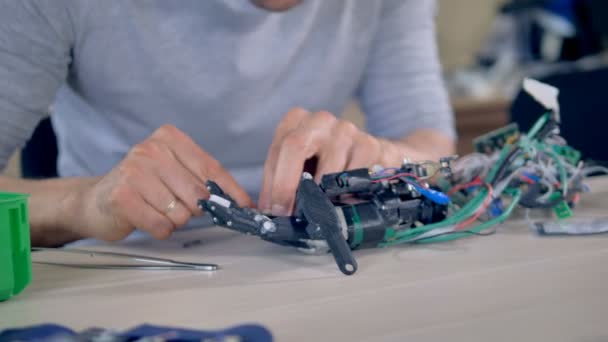 Close up van de man tot vaststelling van een bionic hand. 4k. — Stockvideo