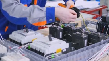 Elektrik donatımı kerpeten ve tornavida kullanarak alt.
