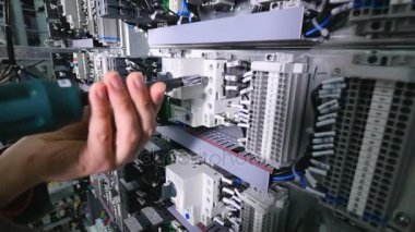 Elektrik donatımı tornavida kullanarak çalışan.