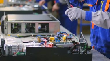 Elektrik dağıtım ekipmanları imalatı. Muhafazaları, bileşenleri, anahtarlar güç. 4k.