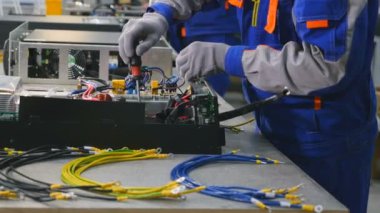 Tornavida elektrik ekipman kullanan bir kişi.