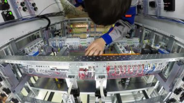Elektrik ekipman, zaman atlamalı tornavida kullanarak alt.