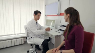 Doktor bir kadınla konuşuyor