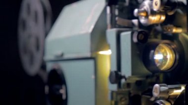 Operasyonda eski film projektör.