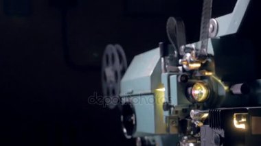 Operasyonda geleneksel mekanik film projektör.