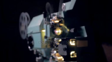 Operasyonda Vintage mekanik film projektör.