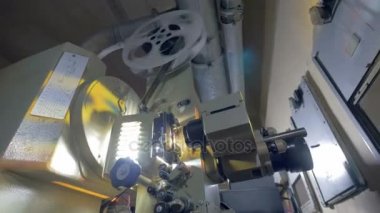 İşlemle büyük bir eski moda film projektör.