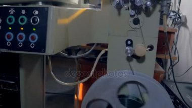 Operasyonda büyük eski moda film projektör.