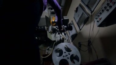 Eski film projektörde dönüm kadın.