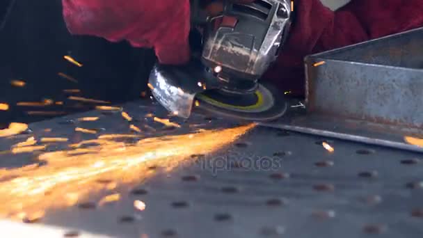 Lavoratore professionista che utilizza la rettificatrice per elaborare il metallo. 4K . — Video Stock