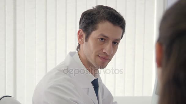 Close up van de arts in gesprek met een patiënt — Stockvideo