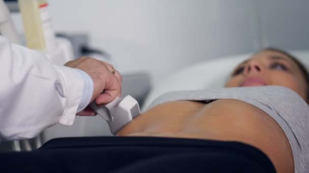 Primer plano del médico haciendo el examen por ultrasonido de la cavidad abdominal. 4K . — Vídeos de Stock