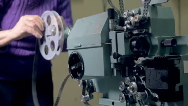 古典的な機械式のフィルム プロジェクター調整中. — ストック動画