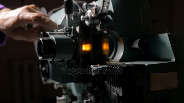 Film tape wordt aangepast in filmprojector. — Stockvideo