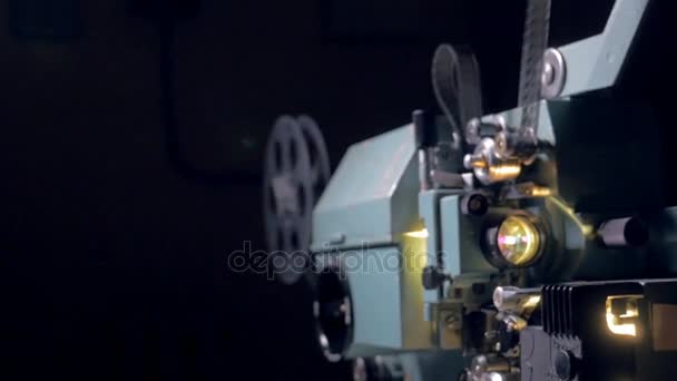 Projecteur de film mécanique traditionnel en fonctionnement . — Video