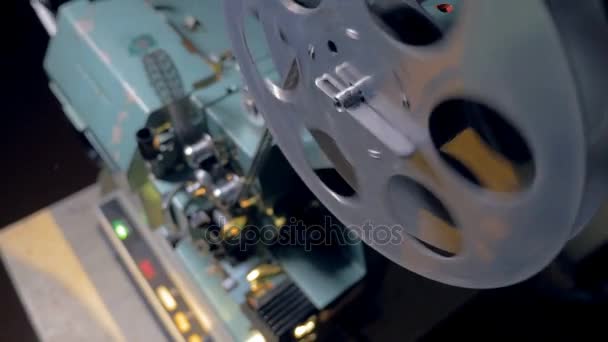 Film tape doorlopen filmprojector. — Stockvideo