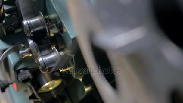 Páska přes opto mechanických filmový projektor. — Stock video
