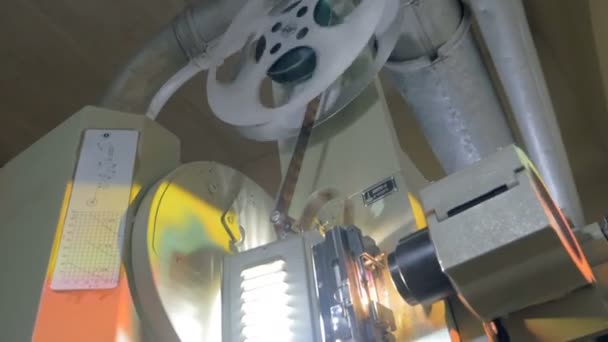 Enorme ouderwetse film projector in werking. — Stockvideo