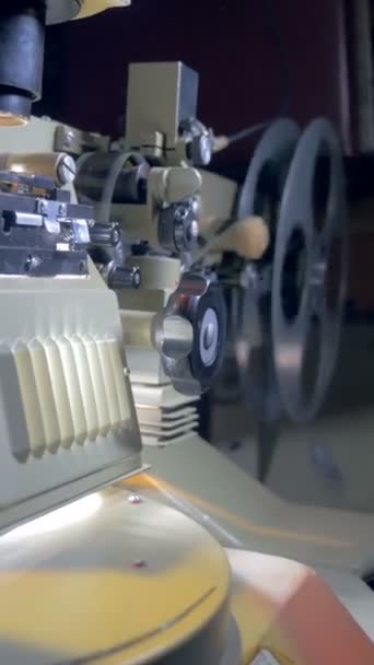 Antiguo proyector de película mecánica de trabajo . — Vídeos de Stock