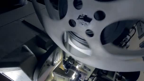 Mechanisme van een oude mechanische film projector. — Stockvideo