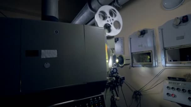 Verouderde mechanische film projector werken. — Stockvideo