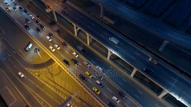 Vista noturna da rodovia, estradas e carros que passam . — Vídeo de Stock