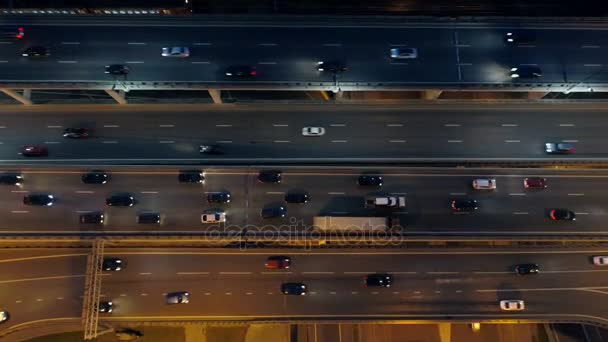 真夜中の都市の道路の映像をドローンします。航空写真ビュー. — ストック動画