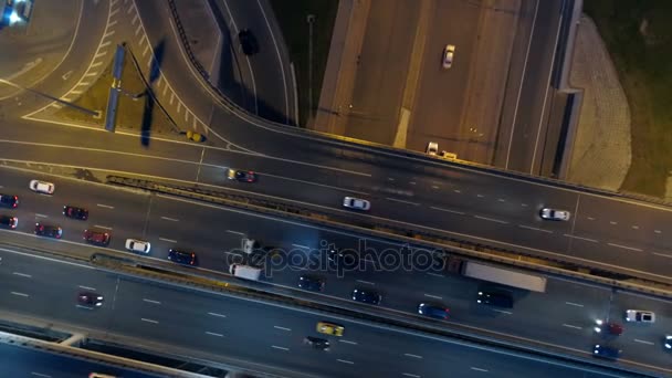 Vliegen over stad wegen, highway kruispunt bij nacht. 4k. — Stockvideo