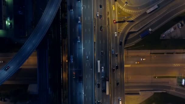 Система дорожніх перетинів на нічному шосе. Вид зверху . — стокове відео