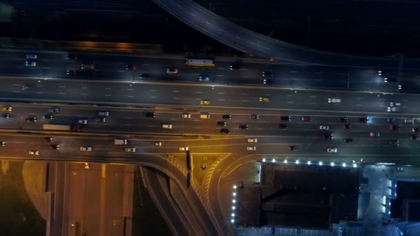 Samochodów na autostradzie w nocy. Drogach miasta i skrzyżowaniu z góry. 4k. — Wideo stockowe