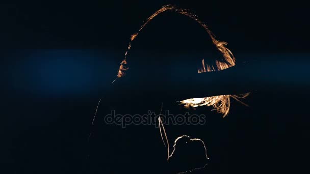 Mid shot de una chica boxeando en la oscuridad . — Vídeo de stock
