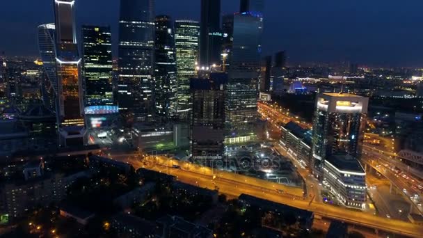 Images de drones incroyables de la ville de Moscou la nuit . — Video