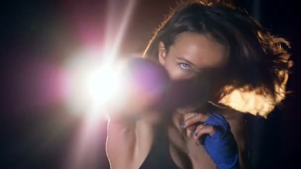 Fiatal nő, boksz handwraps technológiai. — Stock videók