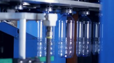 Kılavuz raylar üzerinde temizlik için gönderdim hazır Pet Şişe.