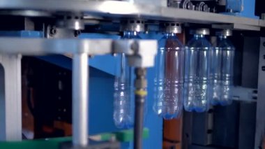 Uzak kalıp sonra sıçrattı bitmiş Pet Şişe.