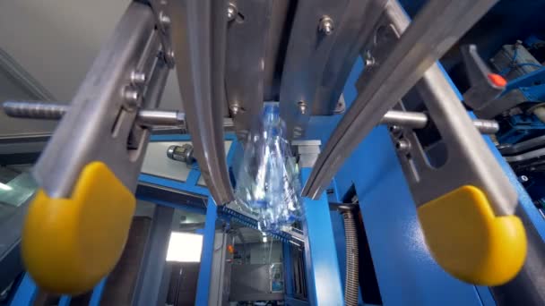 Fabriek apparatuur vol flessen water. — Stockvideo