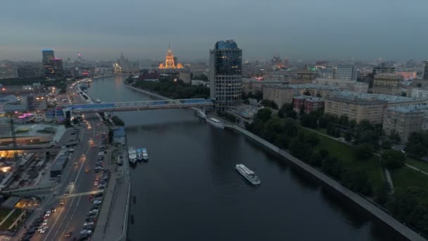 Krásný pohled na nábřeží řeky Moskva v pozdní noci. Letecký. — Stock video