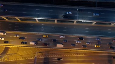 Geceleri bir otoyol trafik. Hava. 4k.