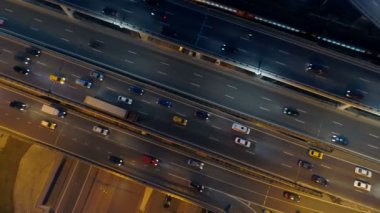 Karayolu gece, tarafından geçen arabalar. Yoğun trafik.