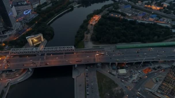 Traffico stradale su un'autostrada di notte in una città. Vista aerea . — Video Stock
