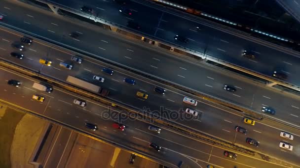 Autoroute la nuit, voitures qui passent. Trafic routier intensif . — Video